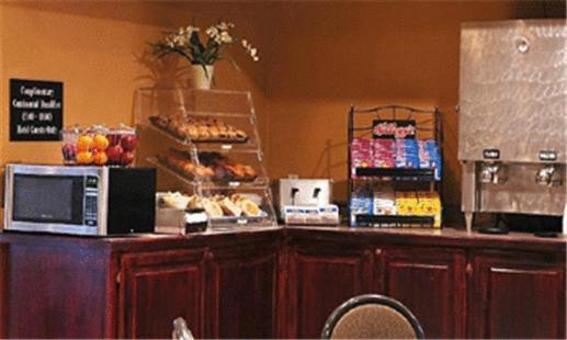 Trade Winds Central Inn Tulsa Restaurant foto